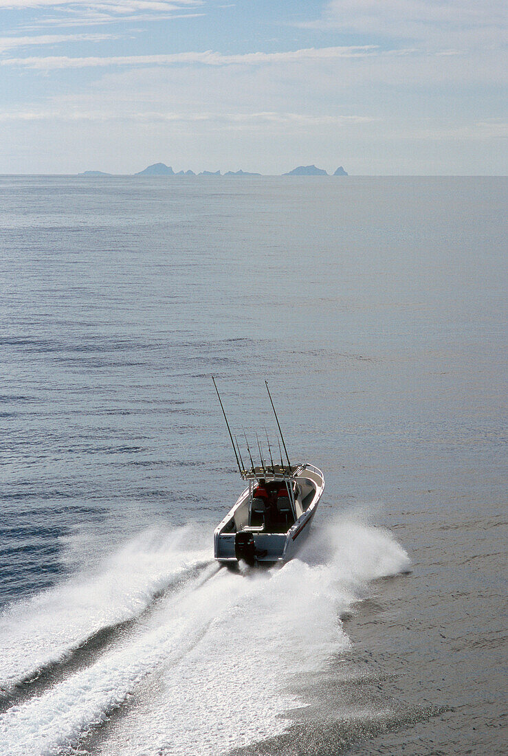 Luftaufnahme eines Schnellbootes auf ruhigem Wasser - Rückansicht