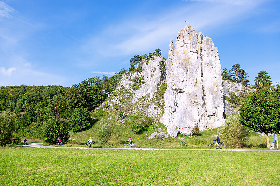 Dollnstein; Burgstein; Kletterfelsen, Altmühltalradweg, Bayern, Deutschland