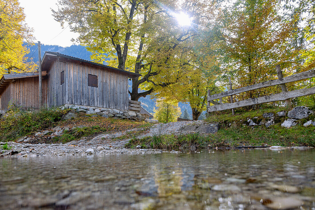 Ohlstadt; Kaltwasserlaine, wooden house, autumn mood