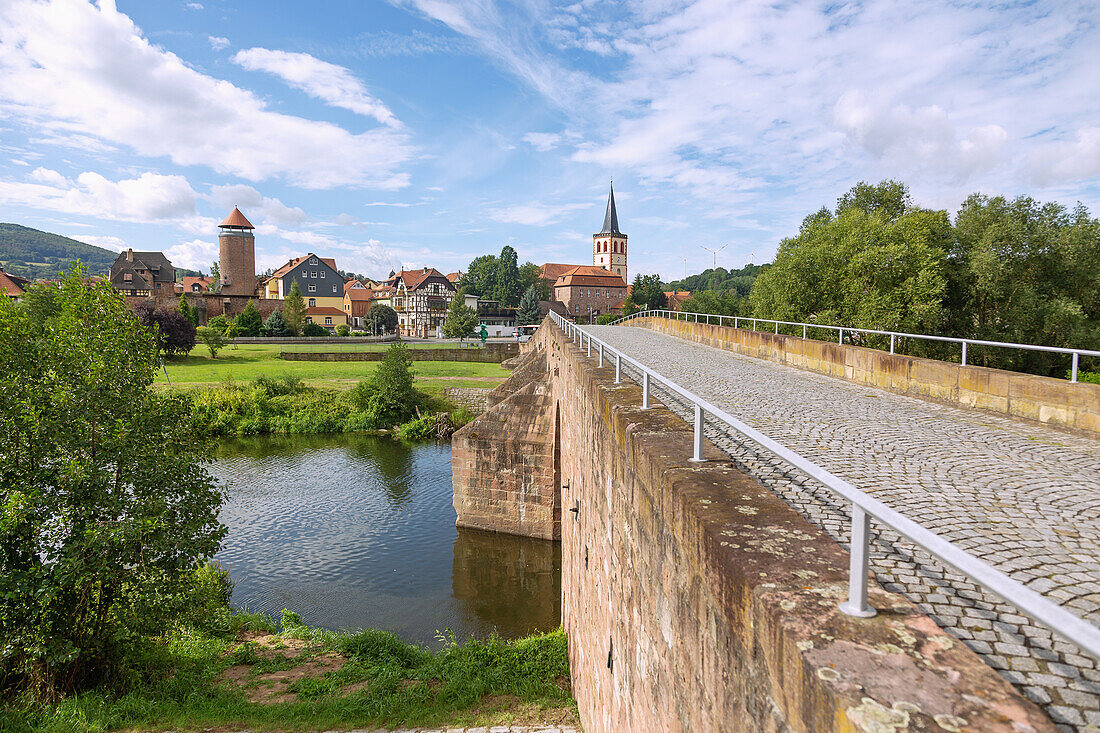 Vacha, Brücke der Einheit, Werrabrücke zwischen Hessen und Thüringen, Blick auf Burg Wendelstein und Stadtmauer