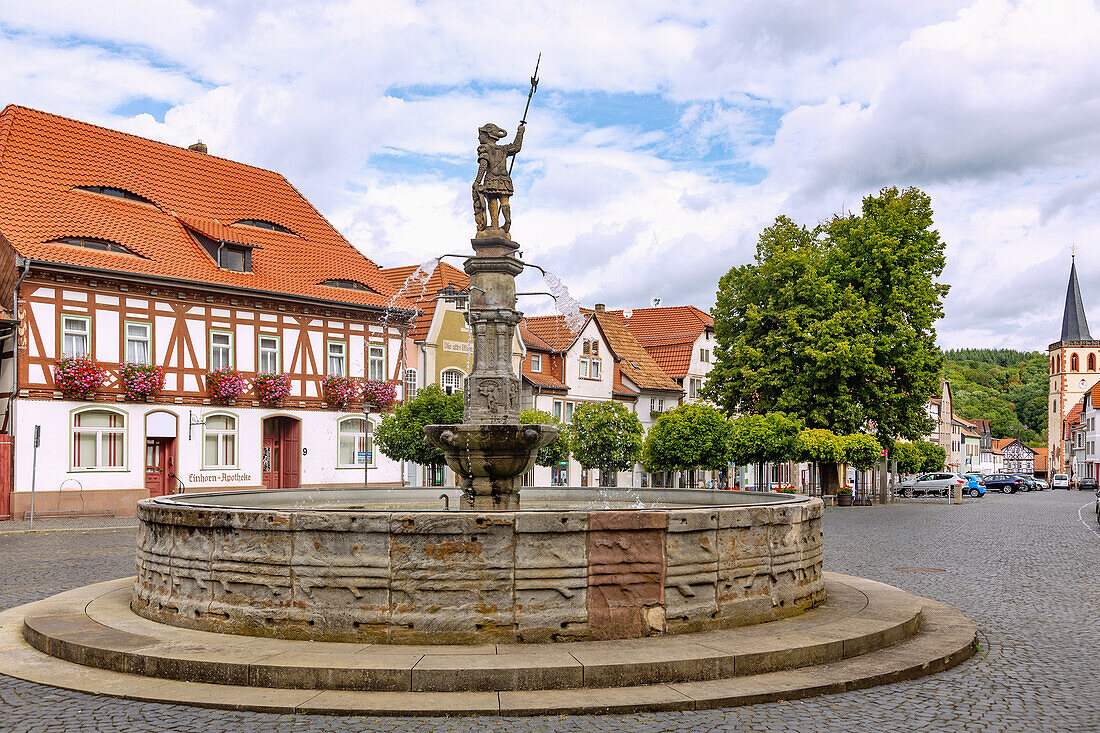 Vacha; Stadtplatz; Einhorn-Apotheke, Marktbrunnen, Thüringen, Deutschland