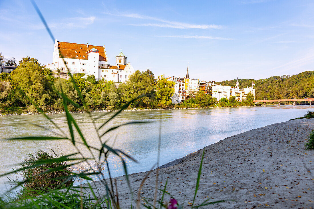 Wasserburg am Inn, Altstadt mit Herzoglichem Schloss, Blick vom Ziehweg am Inn, Bayern, Deutschland