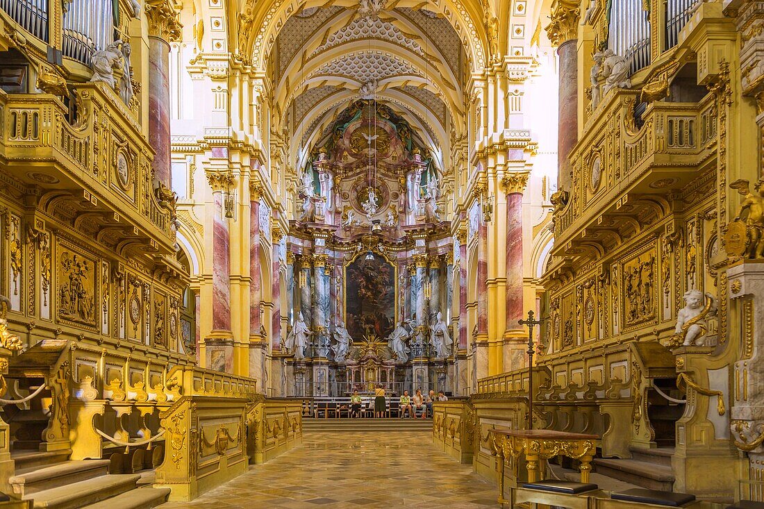 Kloster Ebrach, Abteikirche, Chor mit Chororgeln mit Blick auf den Hochaltar, Bayern, Deutschland