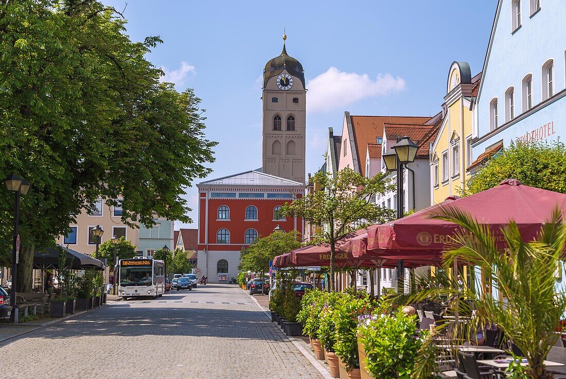 Erding, Lange Zeile mit Stadtturm, Bayern, Deutschland