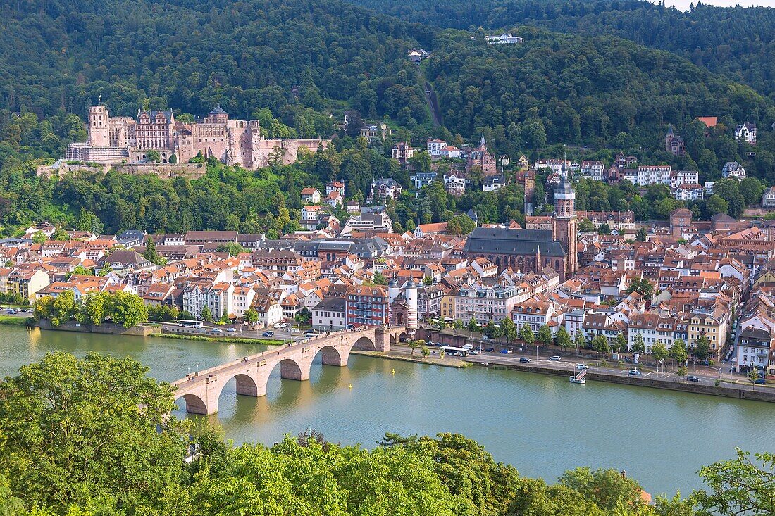 Heidelberg, Blick vom Philosophenweg auf die Altstadt mit Schloss, Heiliggeistkirche und Alter Brücke über den Neckar, Baden-Württemberg, Deutschland