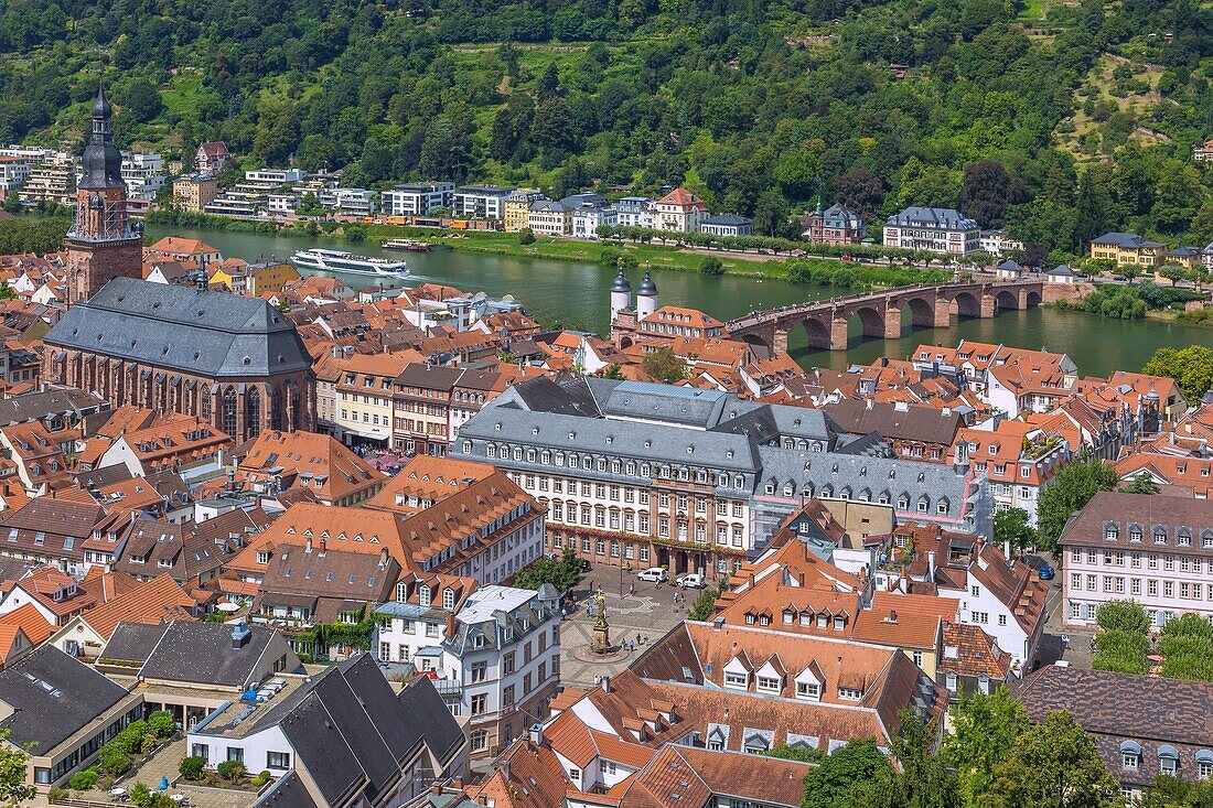 Heidelberg, Altstadt mit Kornmarkt, Heiliggeistkirche und Alter Brücke über den Neckar von der Bahnstation Molkenkur, Baden-Württemberg, Deutschland