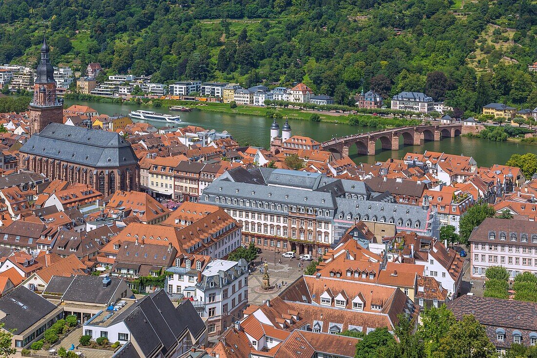 Heidelberg, old town with Kornmarkt, Heiliggeistkirche and Old Bridge over the Neckar from the Molkenkur train station