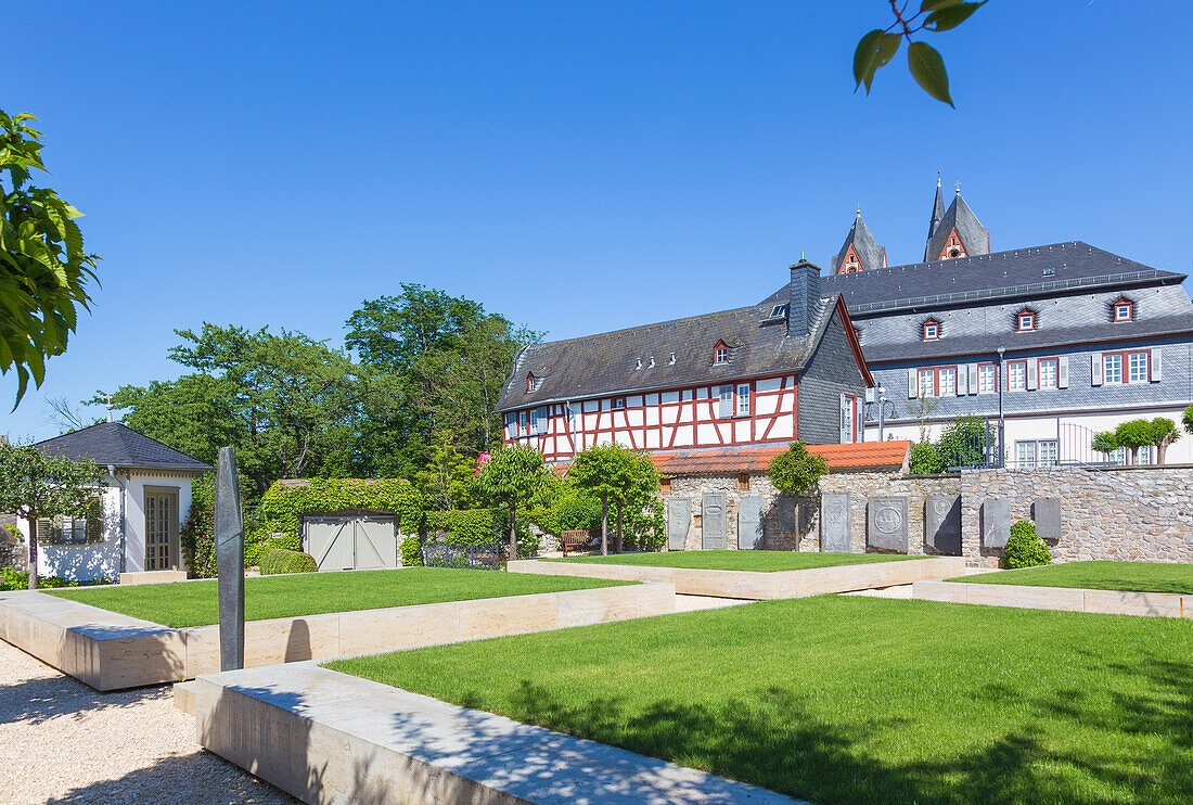 Limburg an der Lahn, Diözesanmuseum Limburg, Mariengarten mit klassizistischem Gartenhäuschen, Hessen, Deutschland