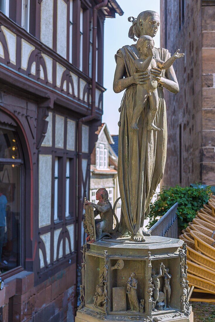 Marburg an der Lahn; Marktplatz; Markt, Statue der Sophie von Brabant mit Sohn Heinirch, Hessen, Deutschland