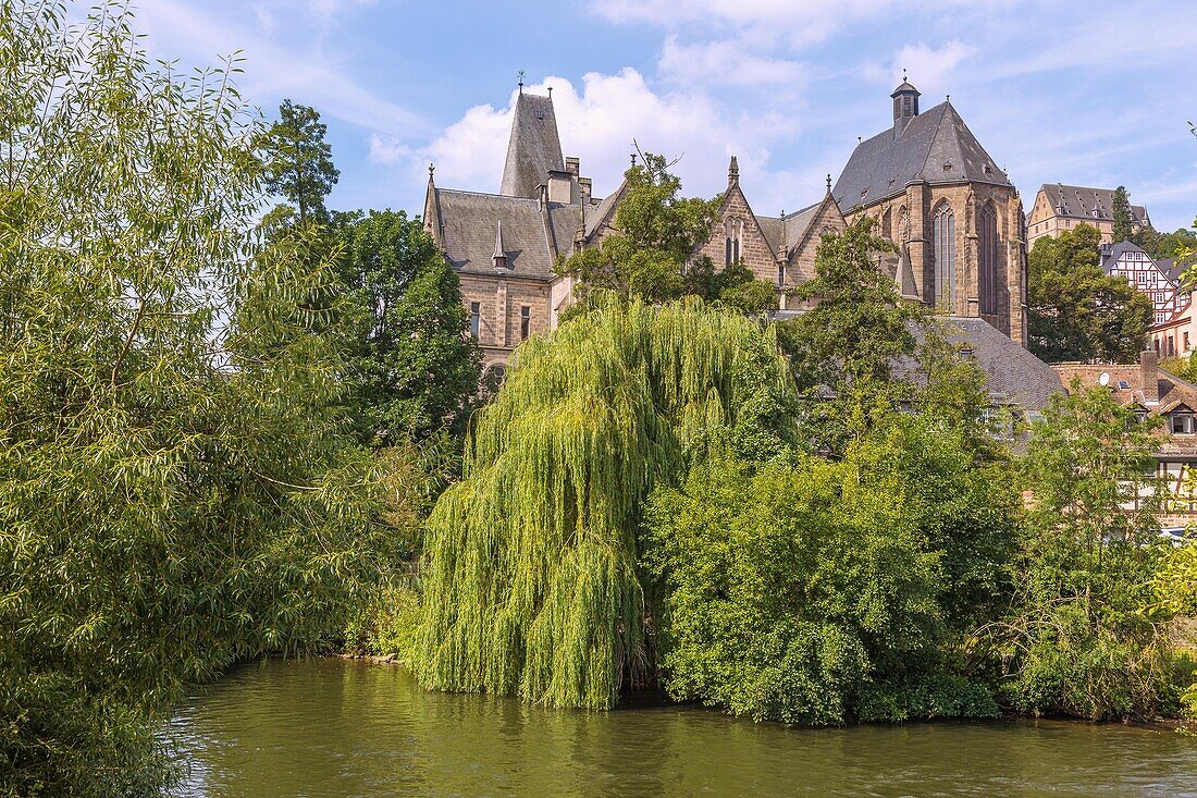 Marburg an der Lahn; Alte Universität und Universitätskirche vom Lahnufer, Hessen, Deutschland