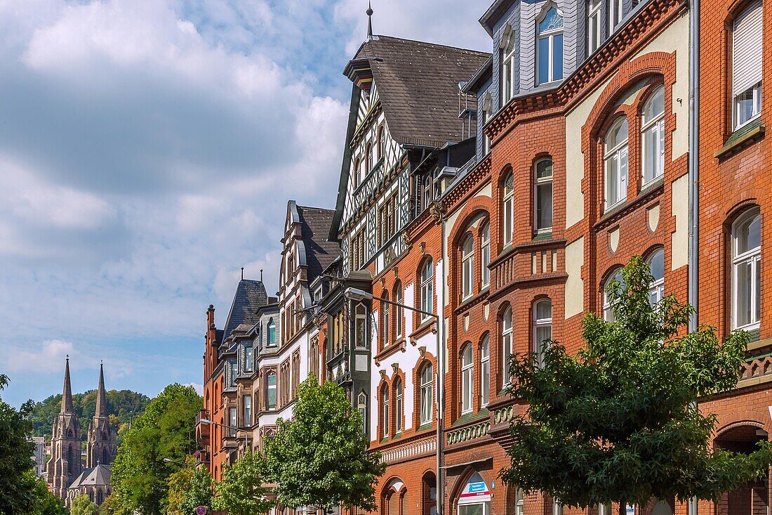 Marburg an der Lahn; Deutschhausstraße, historistische Häuser, Elisabethkirche, Hessen, Deutschland