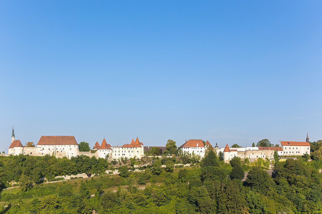 Burghausen, Burg mit Hedwigskapelle, Türmen und Gebäuden des 4. und 5. Vorhofs, Bayern, Deutschland