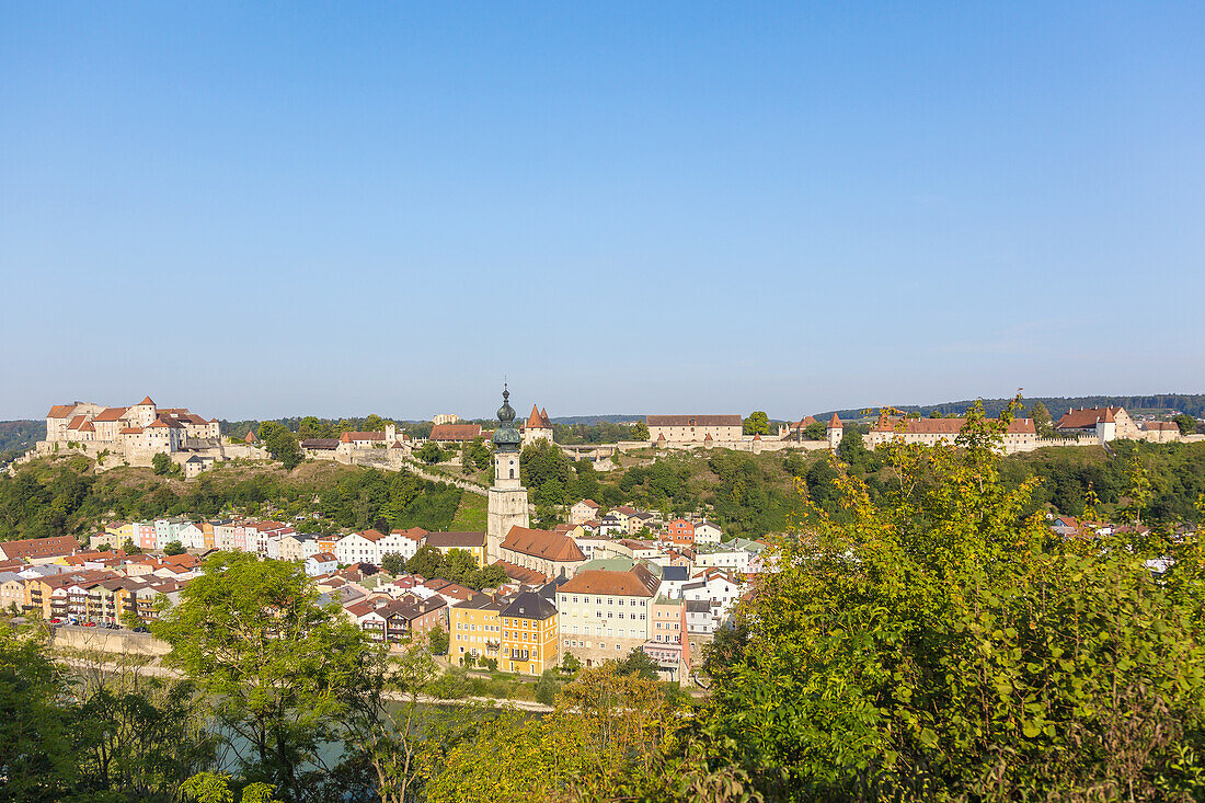 Burghausen, Stadtblick von Aussichtspunkt in Duttendorf, Bayern, Deutschland