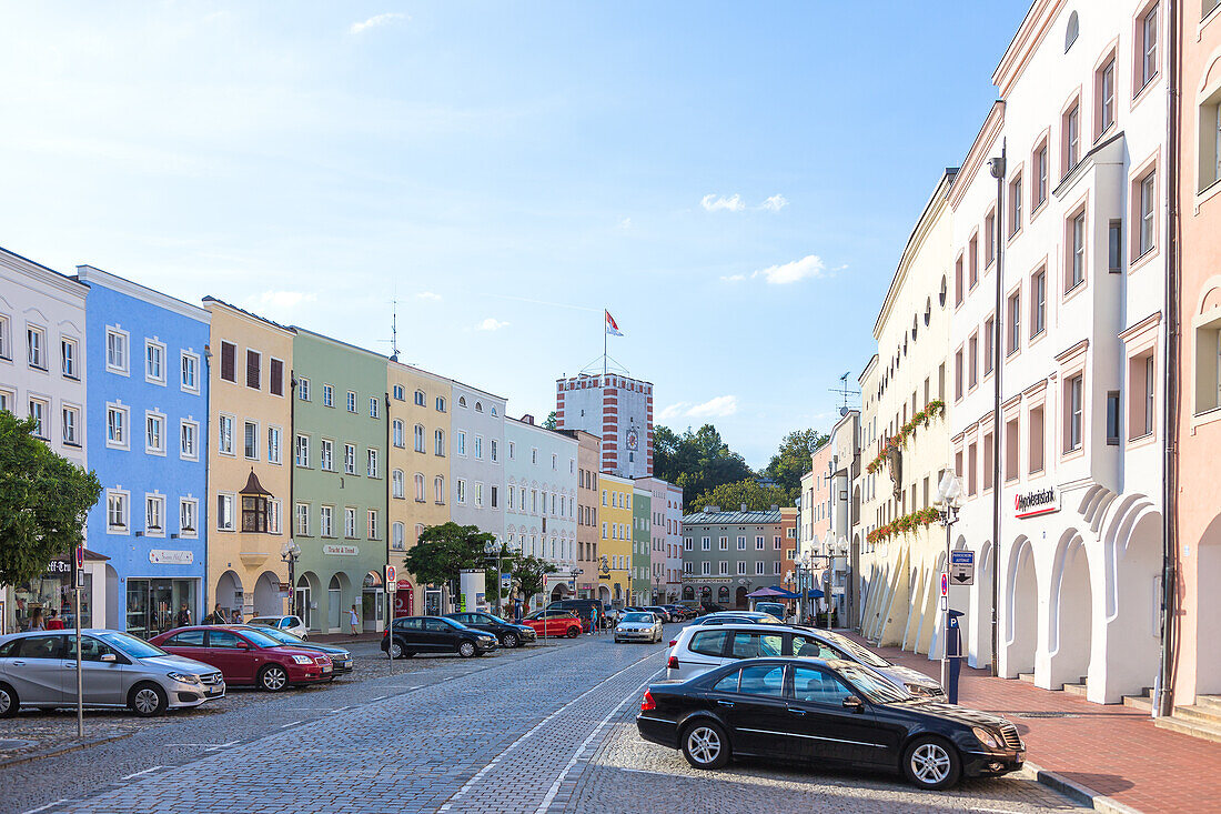 Mühldorf am Inn; Stadtplatz mit Nagelschmiedturm, Bayern, Deutschland