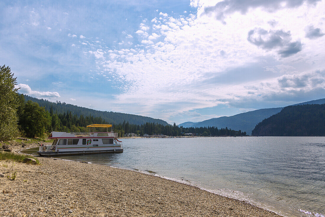 Mara Lake, Beach with houseboat