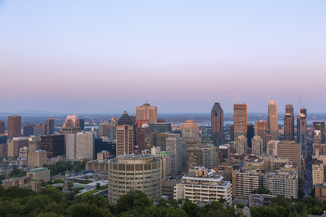 Montréal, Stadtpanorama vom Aussichtspunkt am Chalet du Mont Royal, Quebec, Kanada