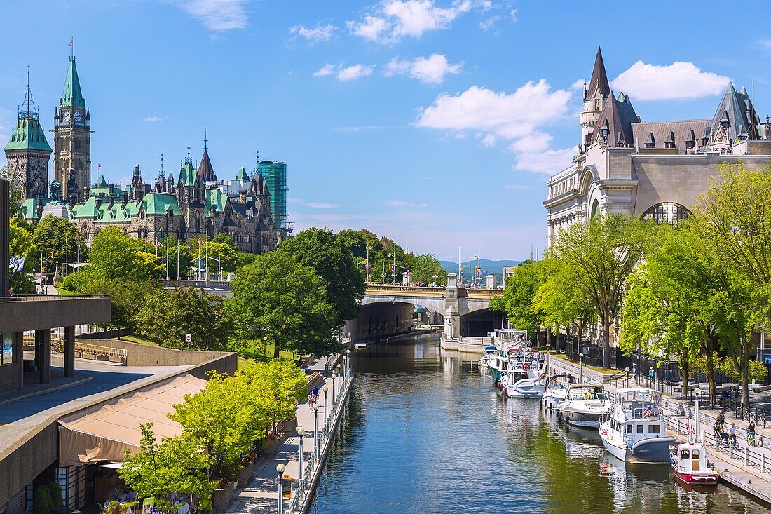 Ottawa, Parliament Hill; Canal Rideau, Château Laurier, Blick von National Arts Centre, Ontario, Kanada