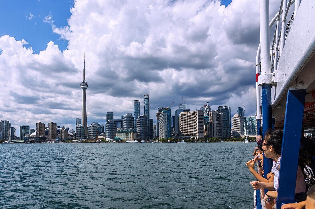 Toronto, Skyline von Downtown Toronto mit Rogers Centre und CN Tower von Toronto Island Ferry Boat, Ontario, Kanada