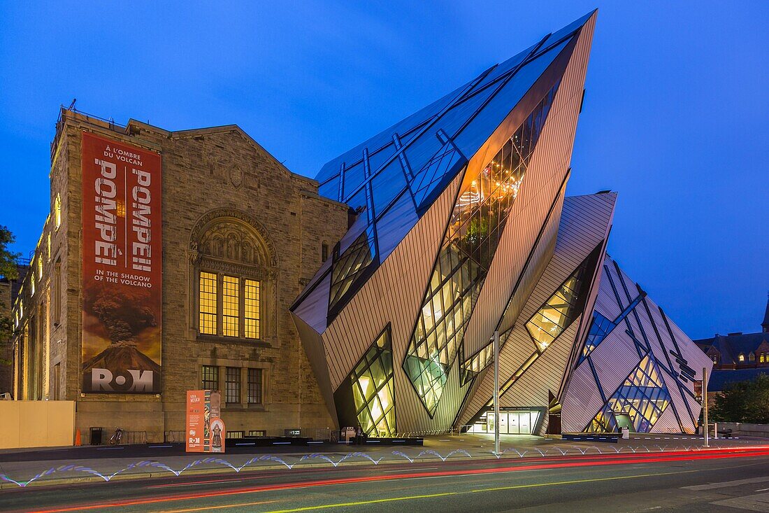 Toronto, Royal Ontario Museum, Michael Lee-Chin Crystal, evening mood