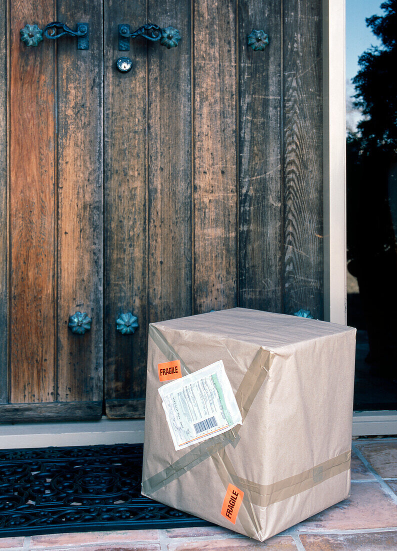 Paket vor der alten Holztür des Hauses geliefert