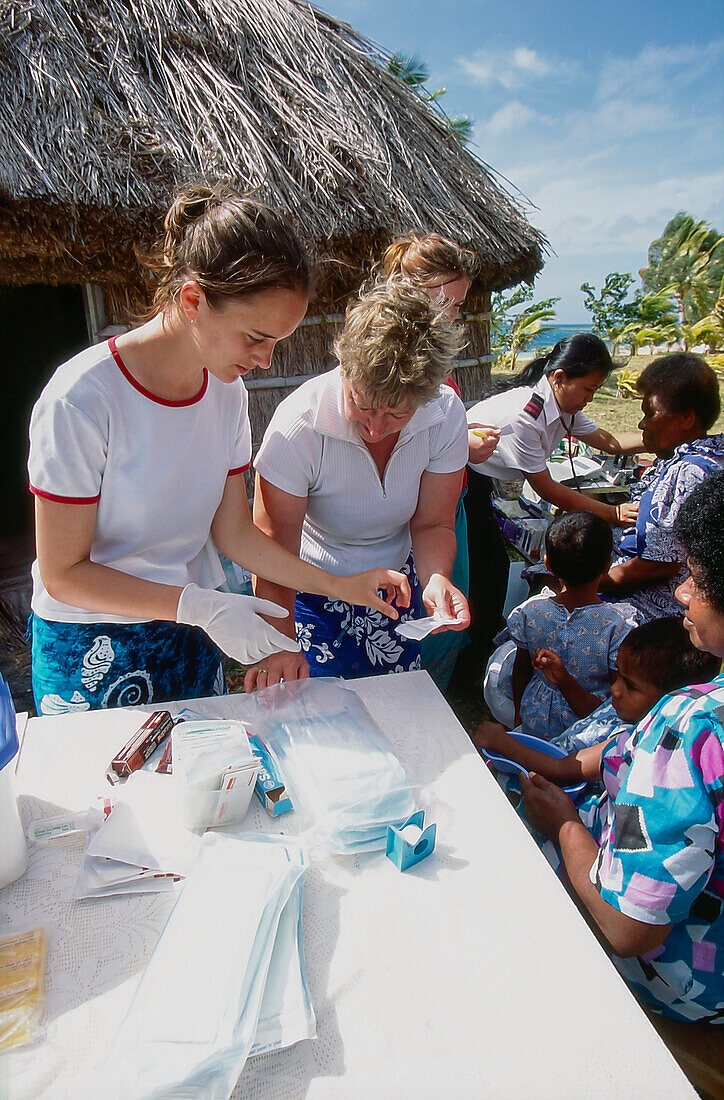 Medizinische Freiwillige, die in einem Dorf auf den Yasawa-Inseln, Fidschi, arbeiten