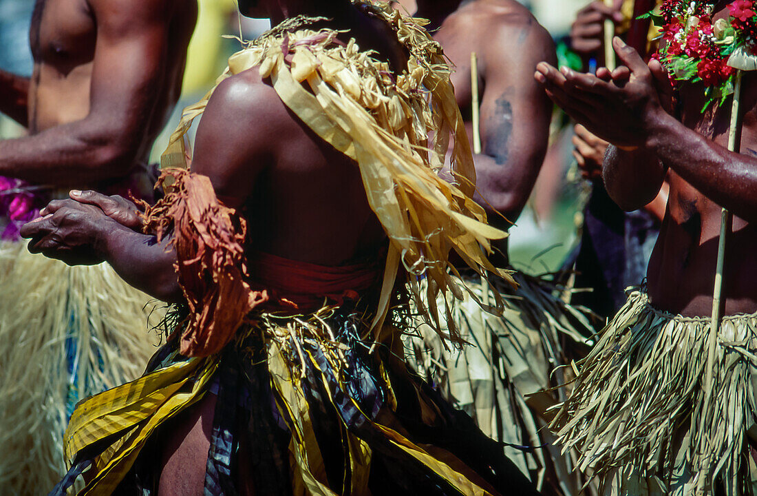 Einheimische Fidschi-Männer in traditioneller Kleidung, die auftreten und tanzen
