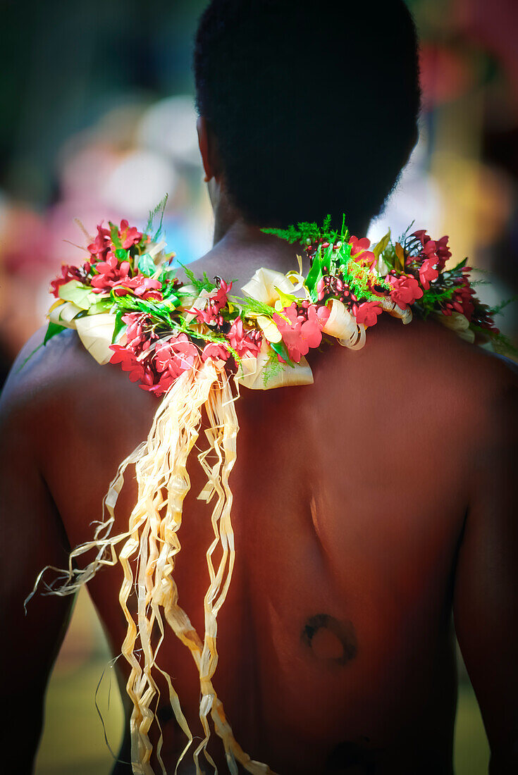 Rückansicht des männlichen Fidschi-Tänzers in traditioneller Kleidung