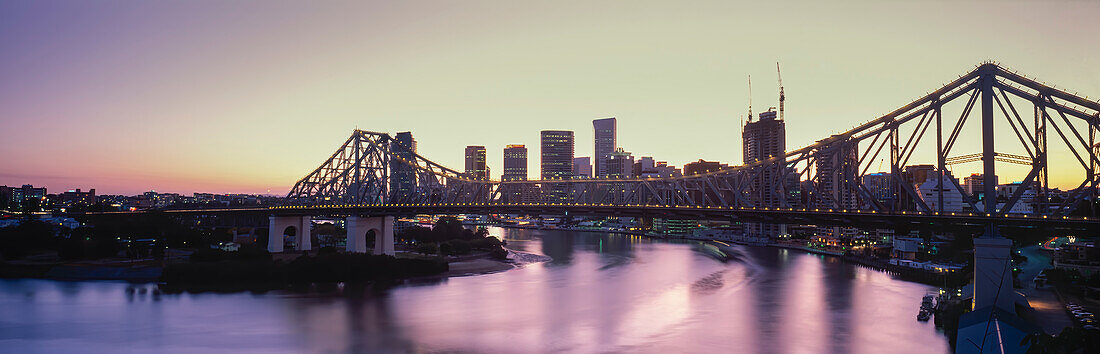 Panorama der Storey Bridge über den Brisbane River in der Abenddämmerung