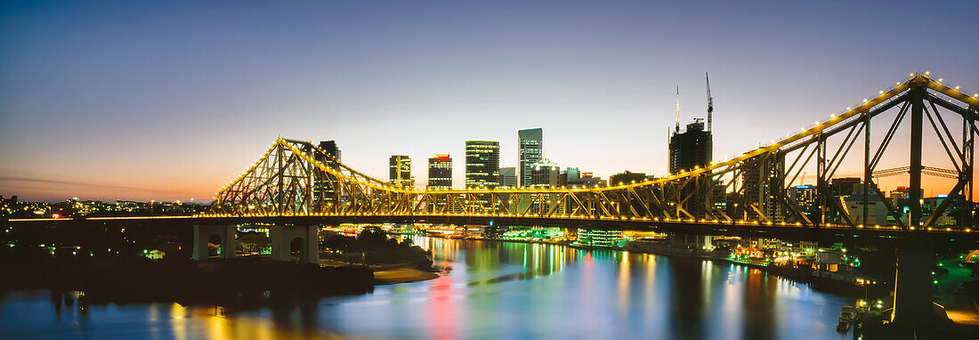 Panorama der Storey Bridge bei Nacht über Brisbane River