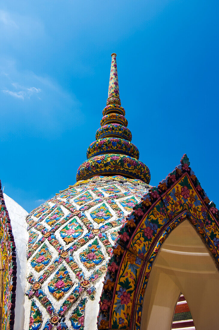 Verziertes Dach des buddhistischen Tempels in Bangkok gegen blauen Himmel