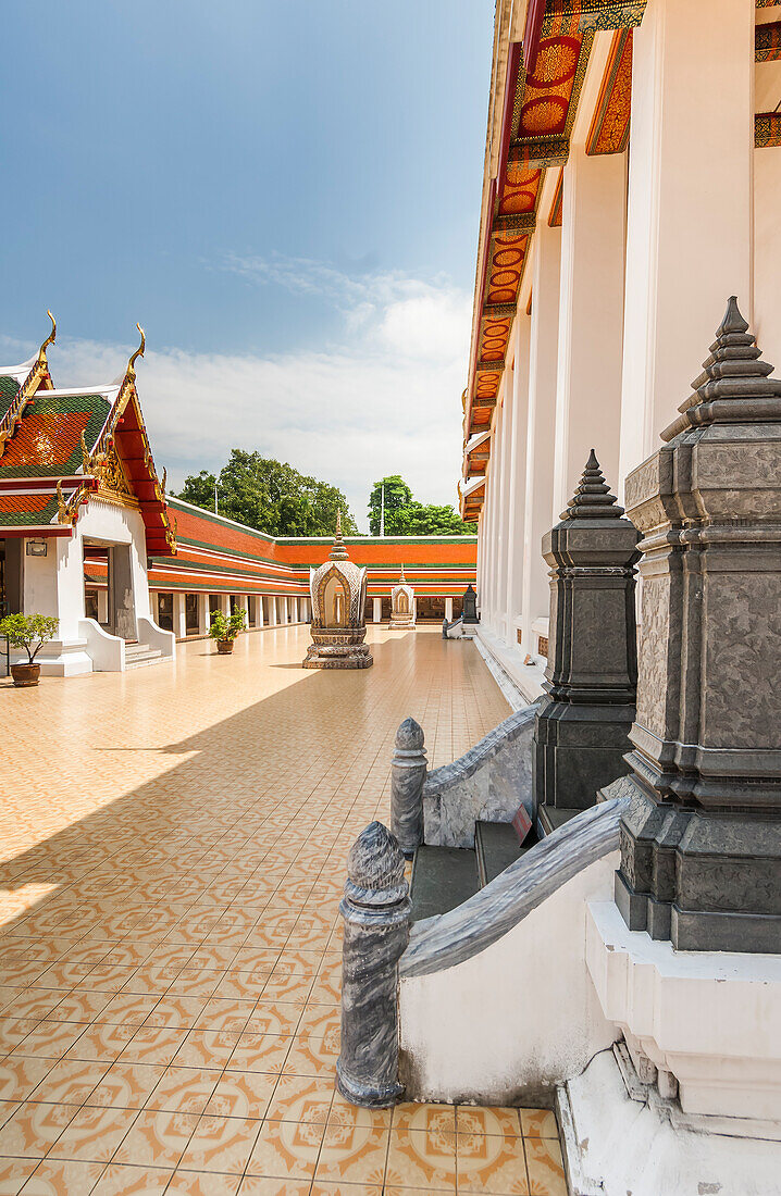 Reich verzierte Gebäude und Innenhof des buddhistischen Tempels in Bangkok, Thailand
