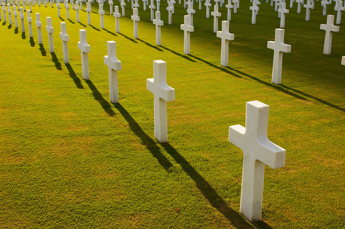 Reihen von Marmorkreuzen auf dem Friedhof von Manila, die amerikanische Soldaten darstellen, die im Zweiten Weltkrieg auf den Philippinen starben