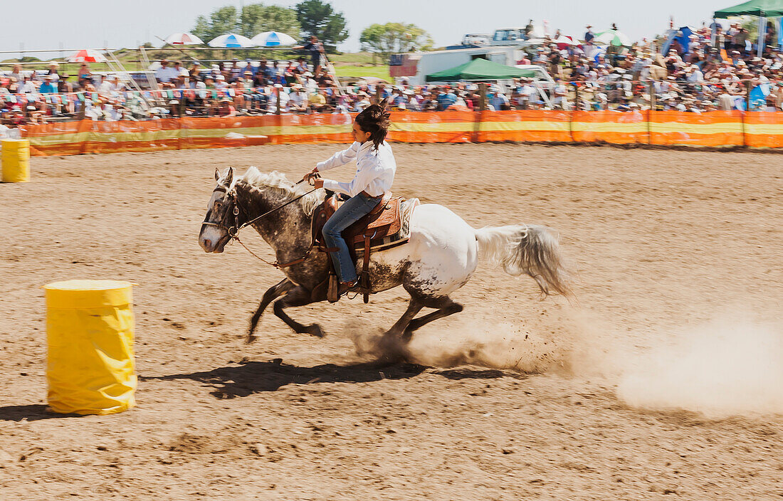 Fassrennen beim lokalen Country Rodeo