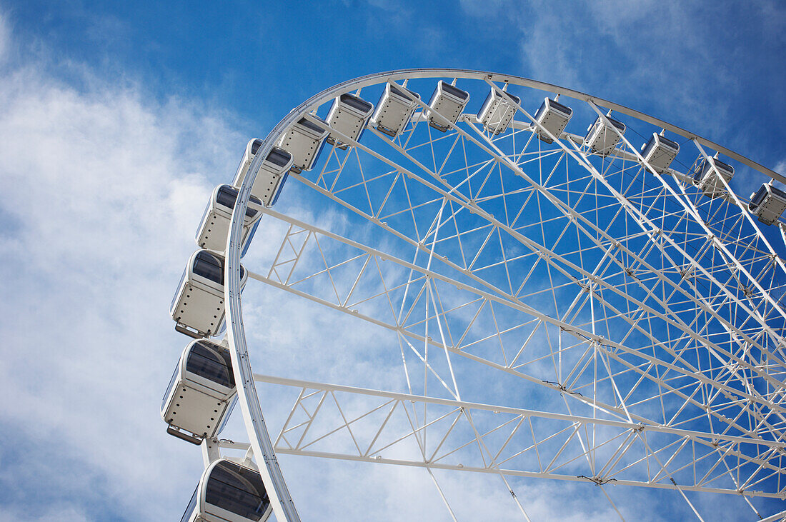 Large viewing wheel against blue sky