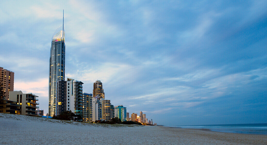 Resorts und Apartments säumen am frühen Abend den Strand von Surfers Paradise