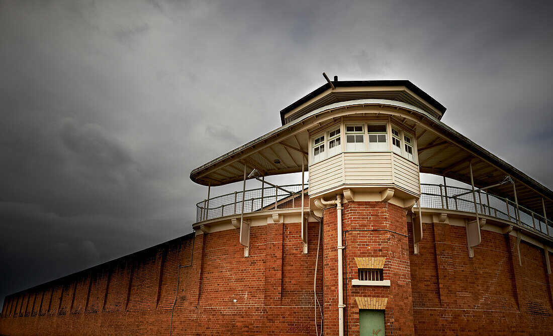 Bogo Road Gaol Wachturm gegen stürmischen Himmel
