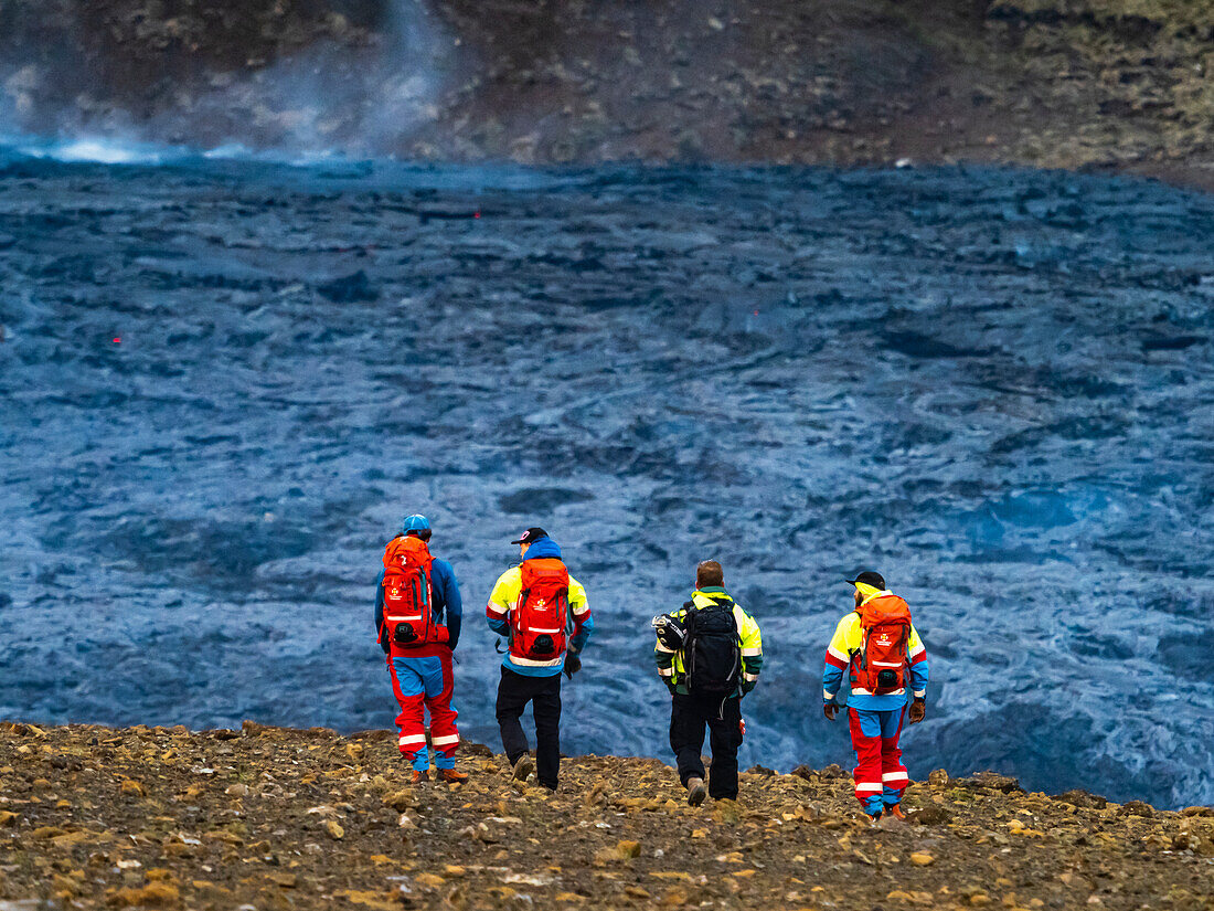 Pass auf dich auf ? Ein freiwilliges Rettungsteam überwacht den Gasgehalt des Vulkans Fagradalsfjall, Island