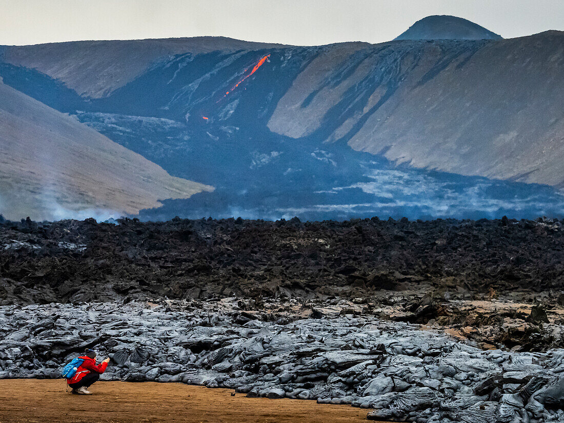 Einheimische Isländer besuchen Lavaströme vom Vulkan Fagradalsfjall, Island
