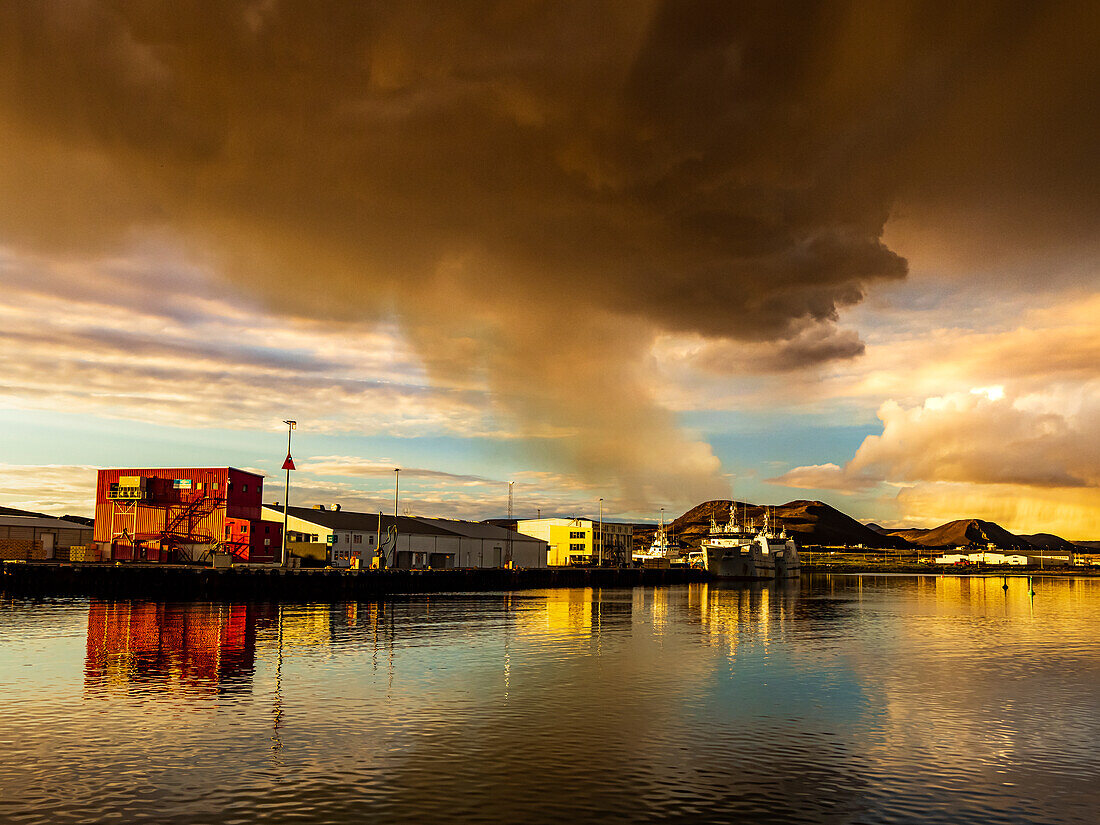 Gaswolke vom Fagradalsfjall, Blick auf den Vulkanausbruch im Hafen von Grindavik, Island