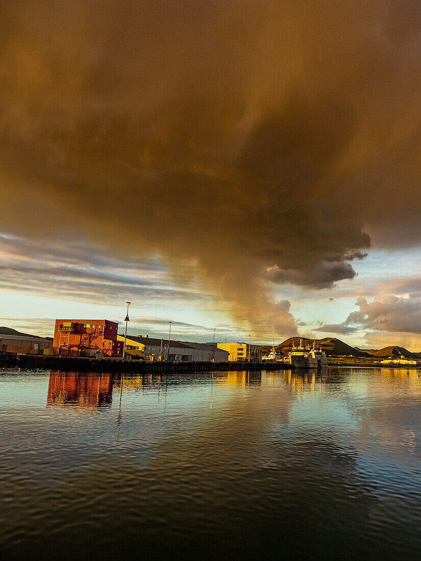 Gaswolke vom Fagradalsfjall, Blick auf den Vulkanausbruch im Hafen von Grindavik, Island