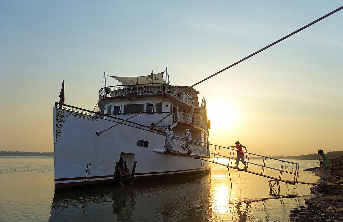 Einsteigen in ein Schiff in Vietnam bei Sonnenuntergang