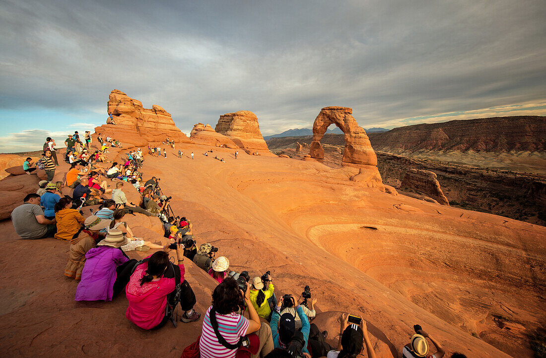 Moab, Delicate Arch bei Sonnenuntergang mit Menschenmenge