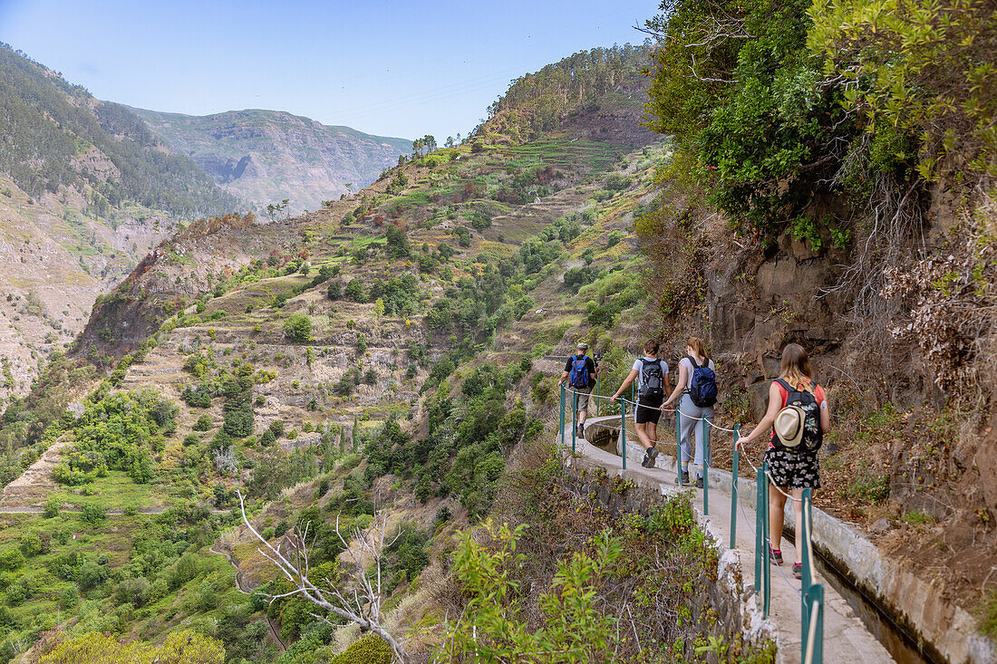 Levada Nova bei Ponta do Sol, Wanderer, portugiesische Insel Madeira, Portugal