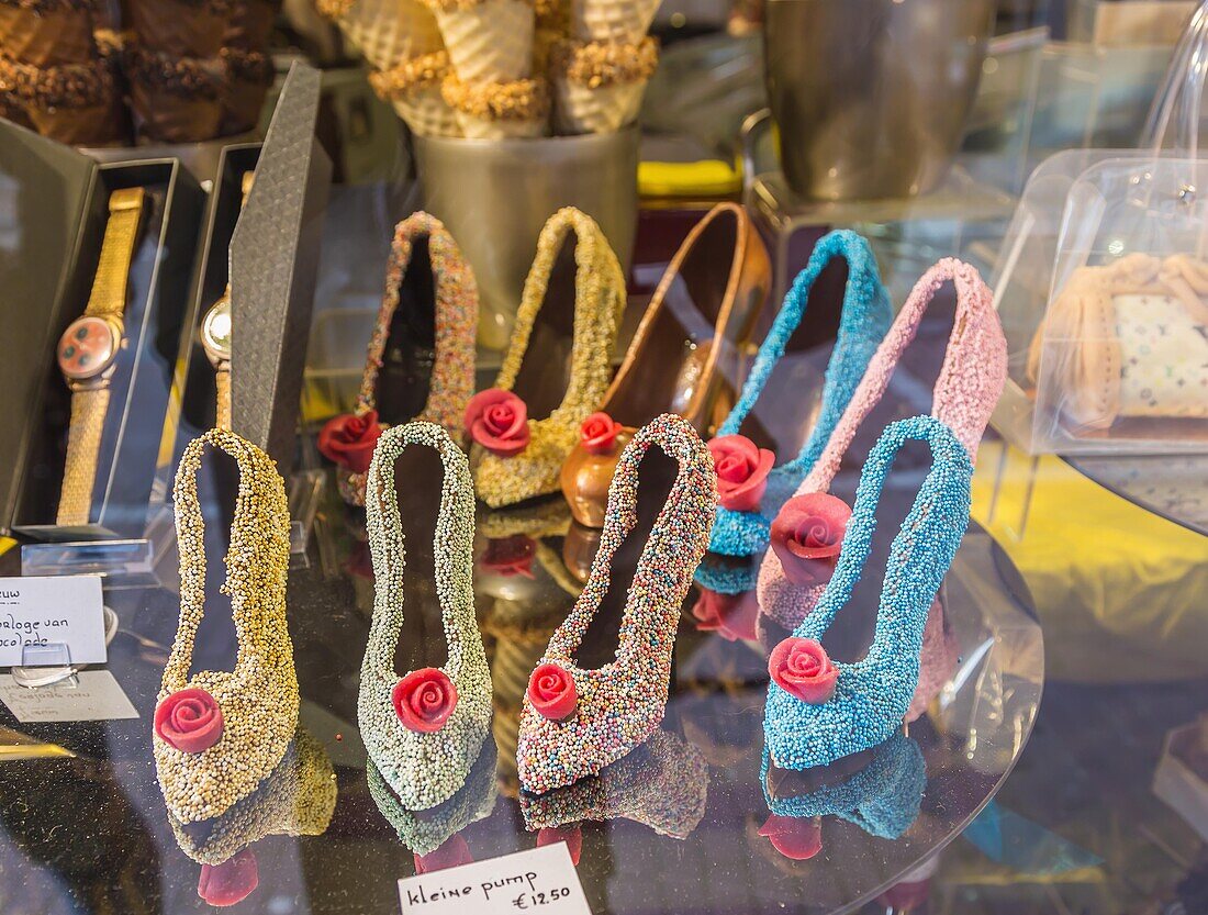 Amsterdam, Jordaan district, Haarlemmerstraat, Jordino chocolate shop, shop window with chocolate pumps