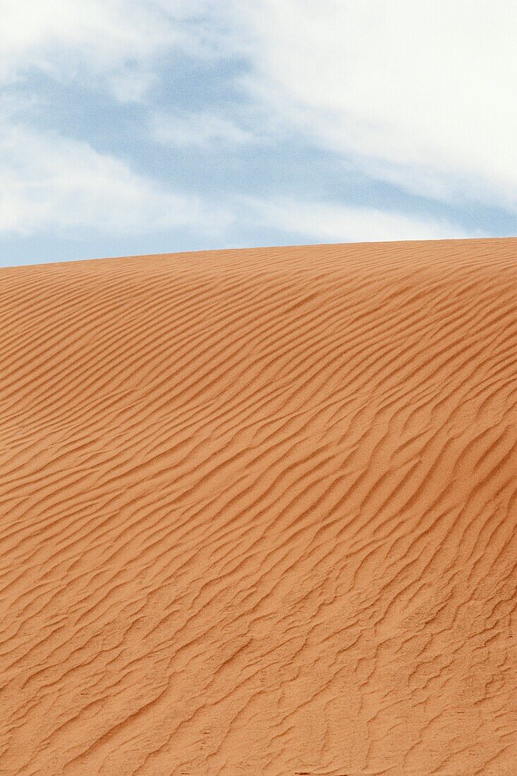 Wellen im Sand vor bewölktem Himmel, Wüste Gobi, Dunhuang, China