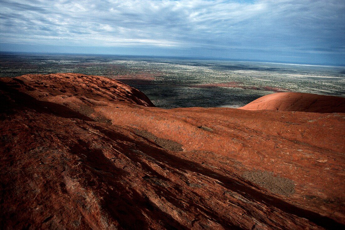 Wolken über Felsformationen aus Sandstein, Uluru, Uluru-Kata Tjuta National Park, Northern Territory, Australien