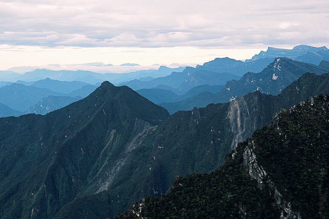 Wolken über einer bergigen Landschaft, Maoke Mountains, Papua, Neuguinea, Indonesien