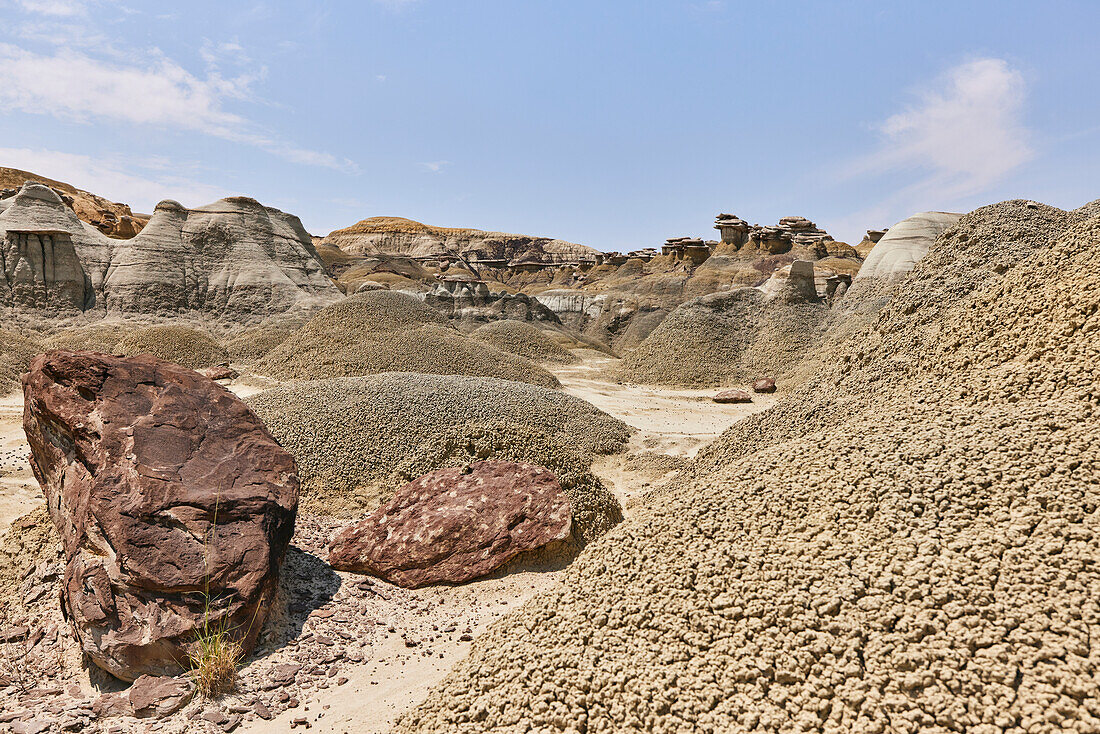 Ah-shi-sle-pah Wilderness Study Area in New Mexico. Das Gebiet liegt im Nordwesten von New Mexico und ist ein Badland-Gebiet mit sanften, wassergeschnitzten Lehmhügeln. Es ist eine Landschaft aus Sandsteinfelsen und malerischen olivfarbenen Hügeln. Wasser in diesem Bereich ist knapp und es gibt keine Wanderwege; Die Gegend ist jedoch landschaftlich reizvoll und enthält sanfte Farben, die anderswo selten zu sehen sind