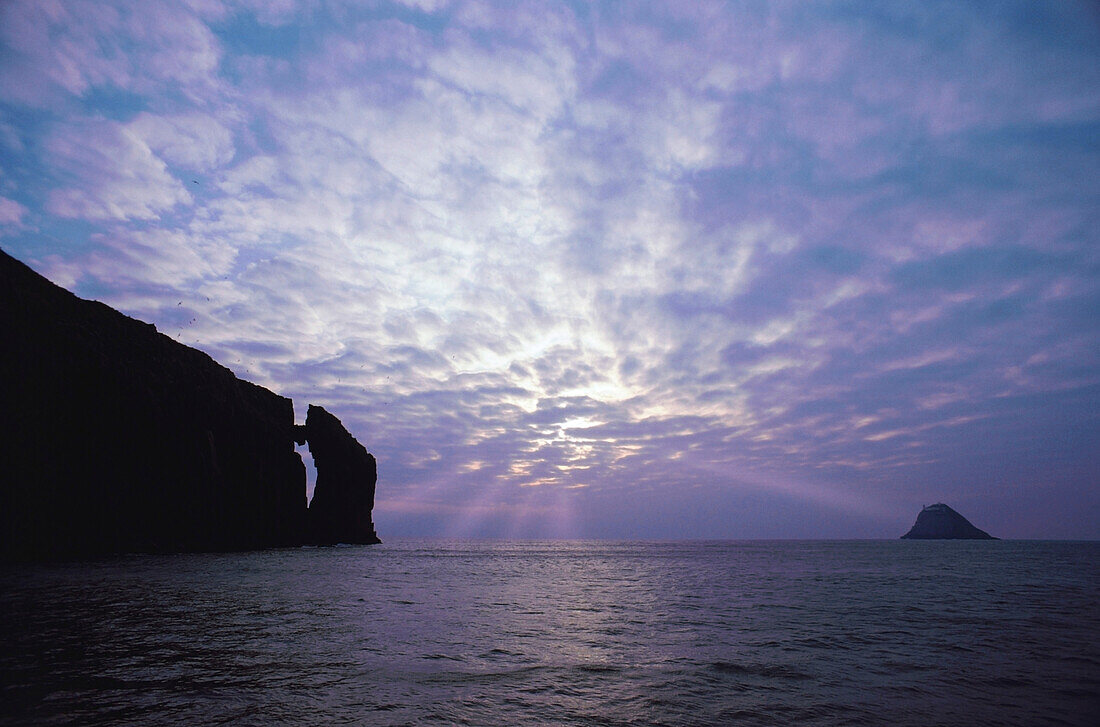 Silhouette von Klippen an einer Küste, Republik Irland