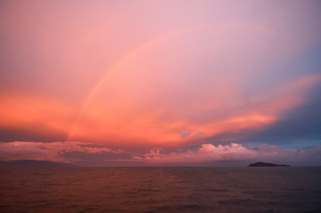 Inseln und Regenbogen bei Sonnenuntergang in der Verde Island Passage zwischen Batangas und Sabang Beach - Philippinen